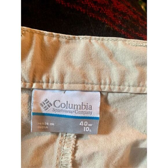 Columbia Khaki Shorts with Georgia Logo - Picture 2 of 8